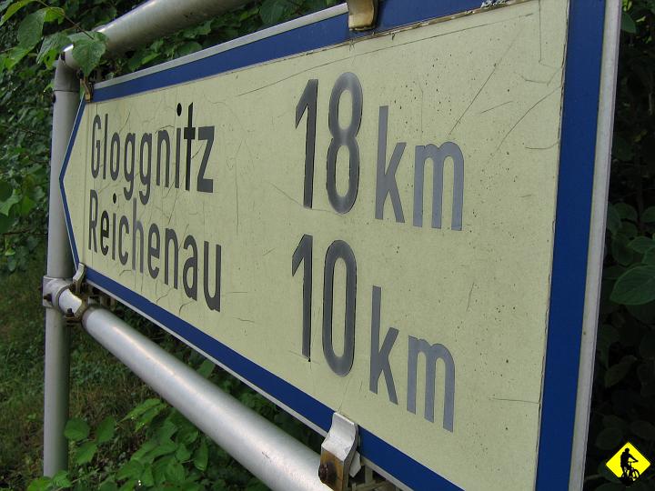 Karta1_ 142.jpg - Z tego miejsca zostało 9km zjazdu do Reichenau, który pokonuje w deszczu. W ustach woda, pot i pozostałości olejku od opalania, którym wysmarowałem twarz. Kolejne doświadczenie więcej - hamowanie na mokrym asfalcie w strugach deszczu z 60km\h do zakrętów 180st. Tak się kończy dzień 2gi.